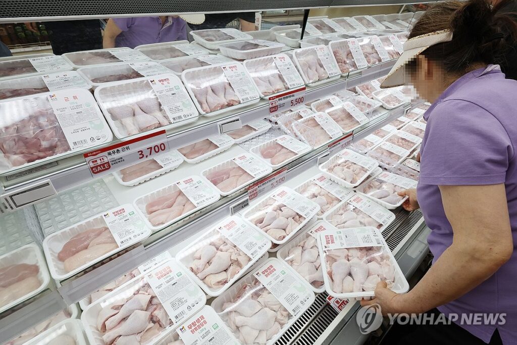 한국인 식탁에 필수인데 "이러다 못 먹을지도"… 업계도 서민들도 '발 동동' 2 닭고기