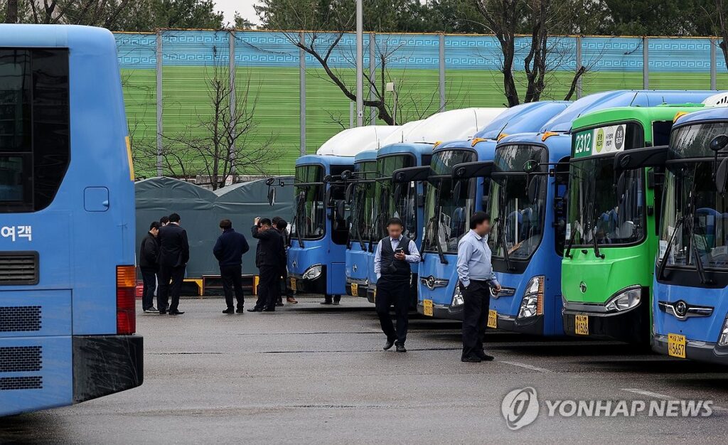 "내일부터 어쩌나" 출퇴근 대란 코앞으로... 오늘 밤 운명 갈린다 2 시내버스