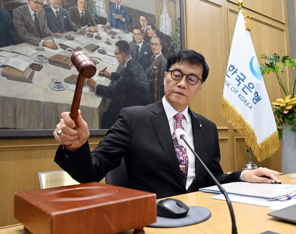 나라 안팎서 위험신호 보내더니 "석 달 만에 또다시"… 해결책 될까 2 기준금리