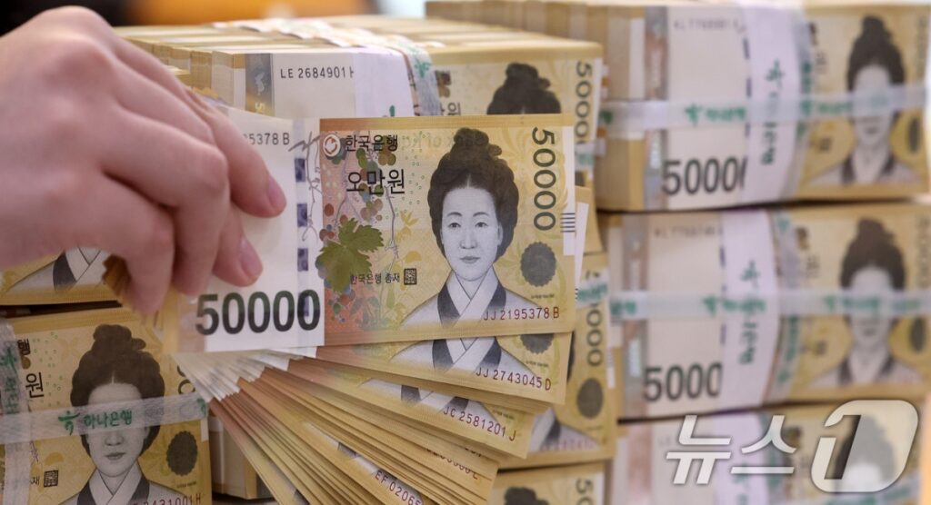 "15년 만에 가장 많아"... 정부가 4개월 동안 빌린 돈이 무려 5 정부