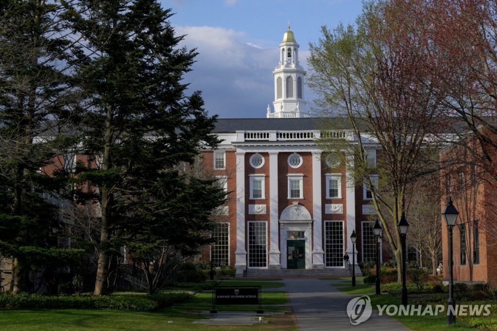 세계적인 명문대에 "날벼락 떨어졌다"... 美 돈줄 끊은 '진짜 이유' 2 하버드