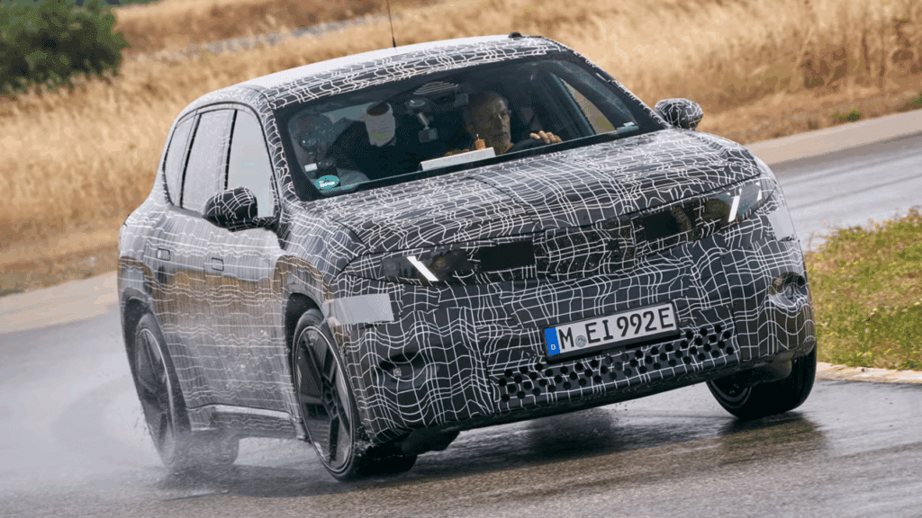 "10분 충전에 350km라고?"...벤츠·제네시스와 확연히 다른 車 '드디어 공개' 2 2026 BMW iX3 프로토타입 공개
