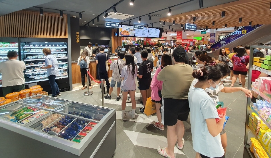 "한국 과자 사러 왔어요" 우르르 몰리더니 '효자' 됐다… 비결 뭐길래 3 편의점