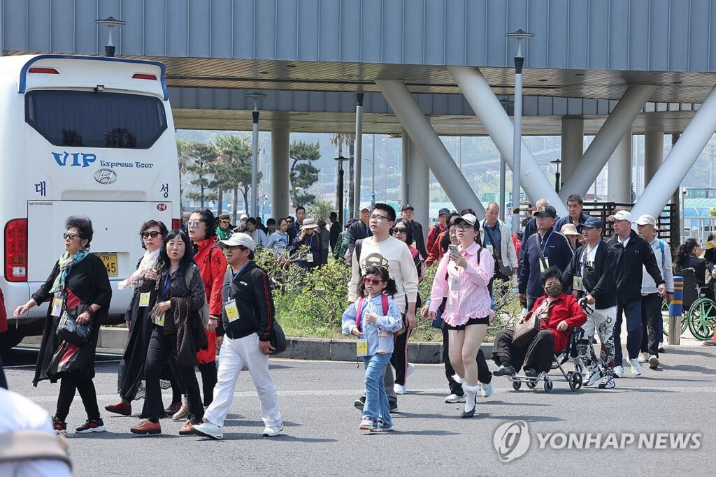 "한국 좋아요" 우르르 몰려들더니 이 정도일 줄이야… 예상 뛰어넘는 수치에 '깜짝' 4 관광객