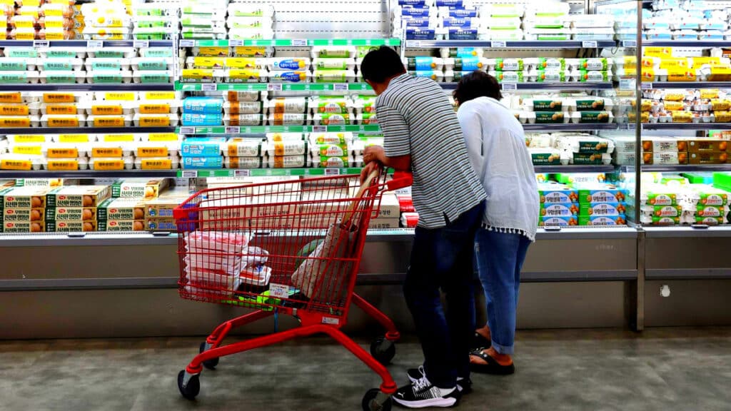 “장바구니 망했다더니 진짜네”… 이번엔 또 얼마나 올랐나 봤더니 1 계란