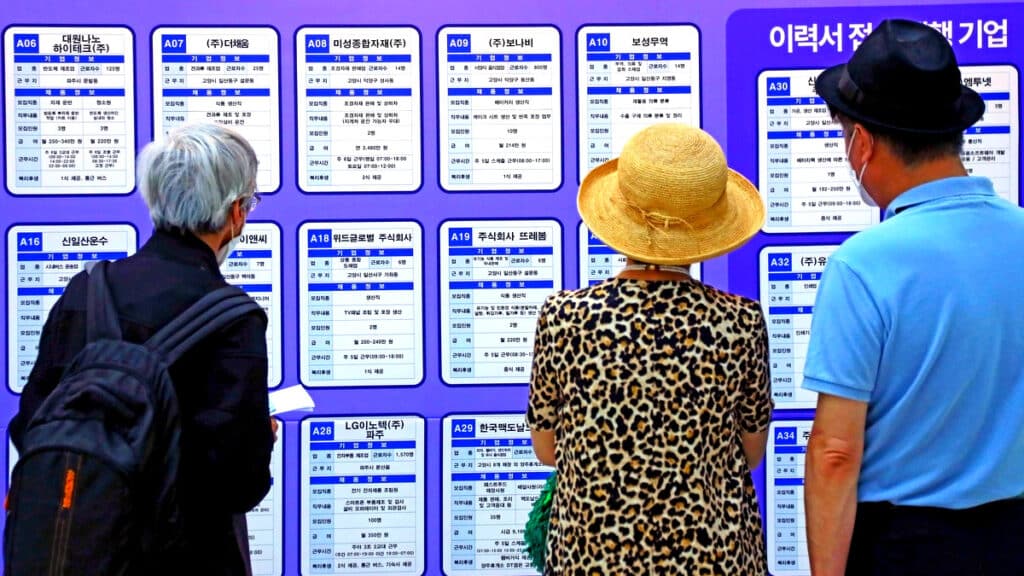 “아버지, 쉬세요”란 말도 못 한다…노인 10명 중 4명 말 못 할 현실에 '이럴 수가' 1 노인
