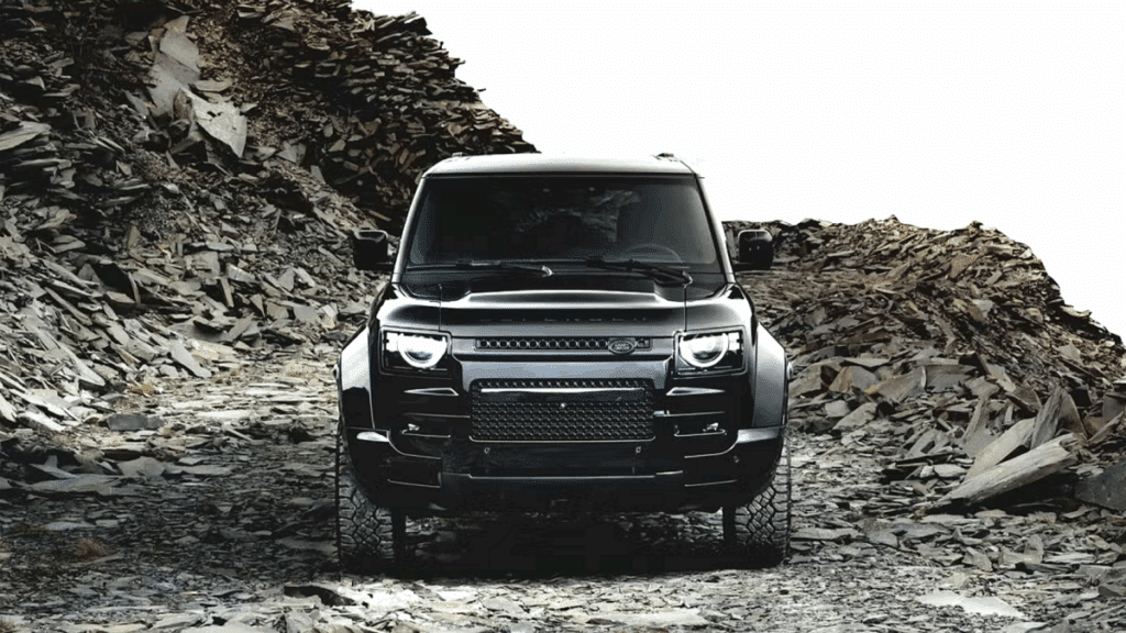 "고급스럽다는 말 밖에 안 나오네"... 올블랙 플래그십 SUV 출시에 관심 폭증 1 2026 랜드로버 디펜더 옥타 블랙 제원