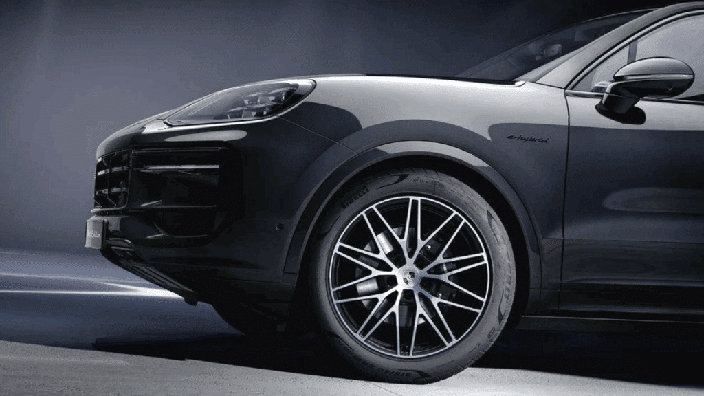 "여보, 차 바꿀 때가 됐어"...아빠들 심장 겨냥한 포르쉐, 드디어 '이 모델' 공개 1 포르쉐 카이엔 블랙 에디션 성능