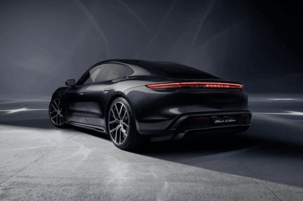 "여보, 차 바꿀 때가 됐어"...아빠들 심장 겨냥한 포르쉐, 드디어 '이 모델' 공개 6 포르쉐 블랙 에디션 공개