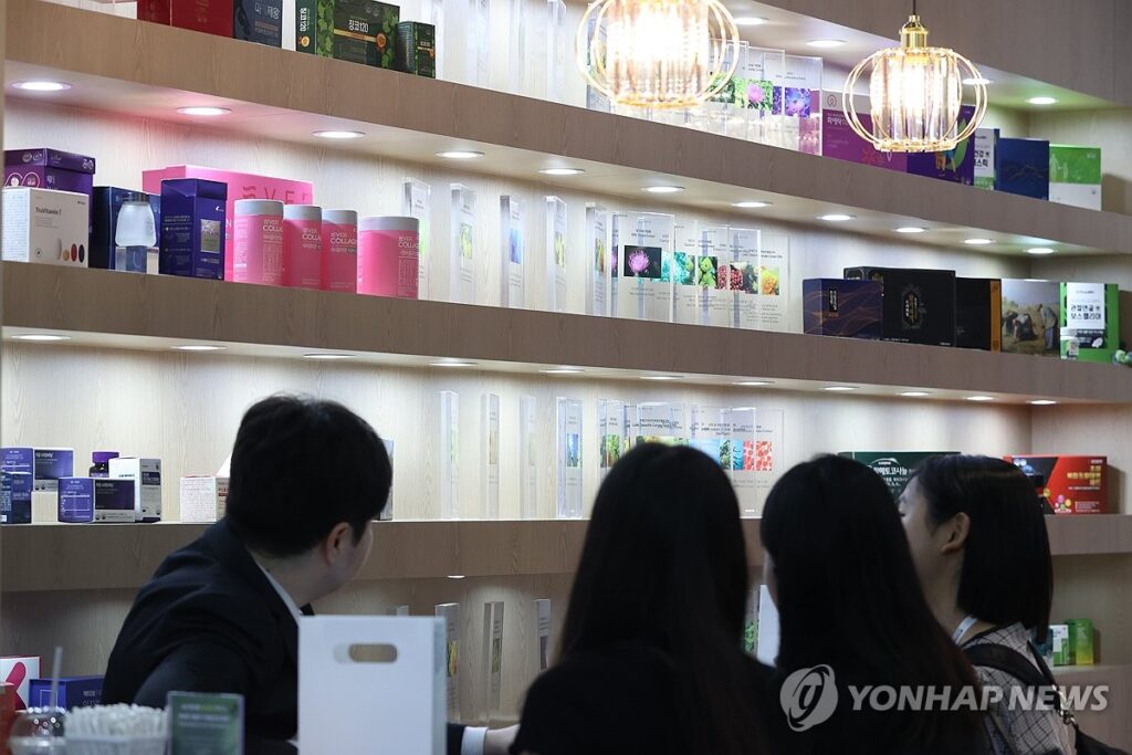 뜻밖의 한국 관광 '필수템'? "돈을 쓸어담는다"… 비결 뭐길래 5 외국인
