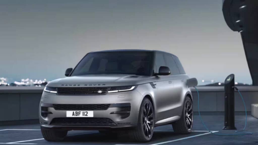 "이렇게 잘 나갈 줄은" "벌써 6만 명 줄섰다"…진짜 프리미엄 SUV, 새롭게 탄생 1 랜드로버