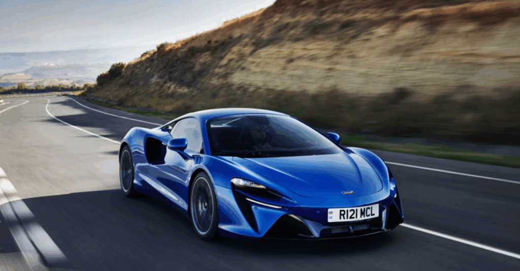 "이 정도 완성도일 줄 몰랐다"… 690마력 하이브리드 '올해의 차'의 놀라운 정체 2 맥라렌 아투라 2025 올해의 퍼포먼스 카