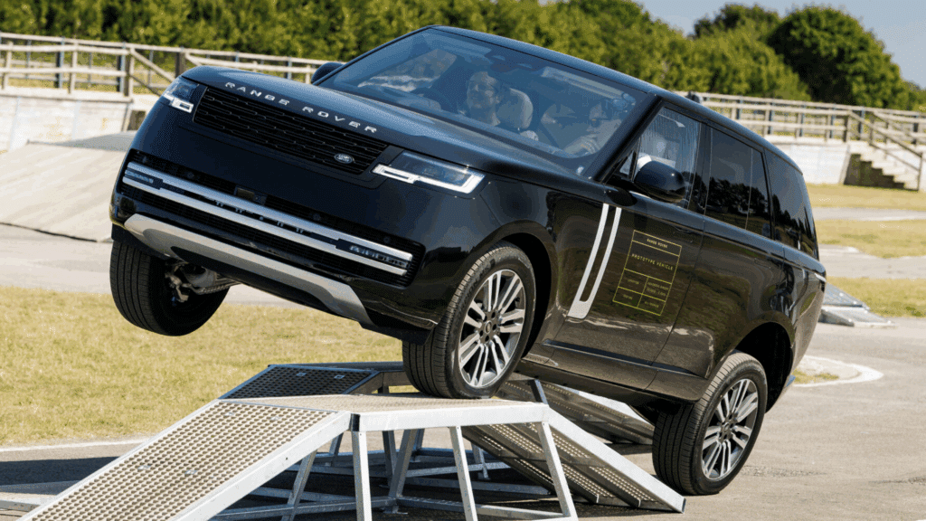 "롤스로이스도 긴장하겠네".. 곧 한국 상륙하는 500마력 럭셔리 SUV, '기대감 폭발' 2 랜드로버 레인지로버 일렉트릭 주행거리