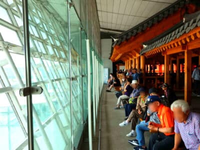 공항 찾는 노인들