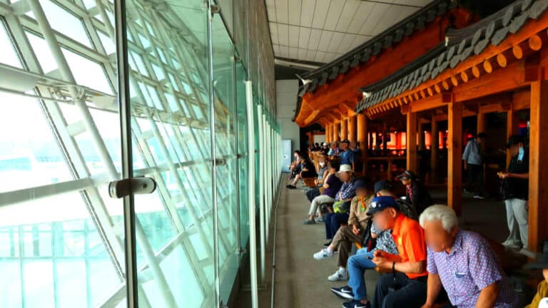 공항 찾는 노인들