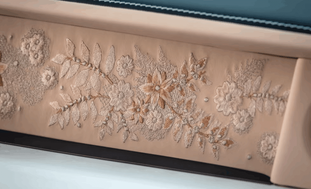 "아버지 선물로 이런 걸?"… 레이스 원단으로 만든 맞춤 세단, 실내가 '예술 작품 수준' 3 롤스로이스 팬텀 덩텔 공개