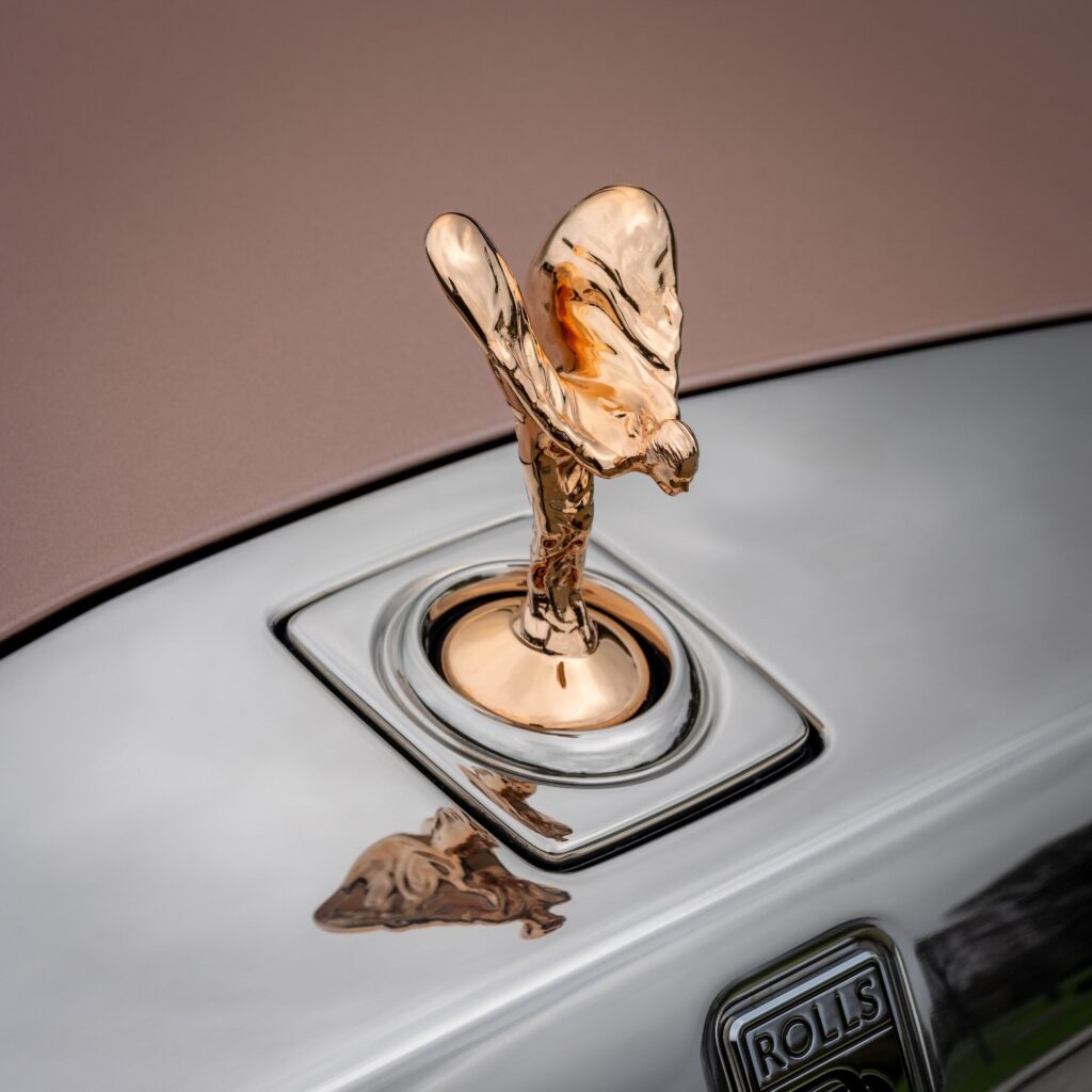 "아버지 선물로 이런 걸?"… 레이스 원단으로 만든 맞춤 세단, 실내가 '예술 작품 수준' 4 롤스로이스 팬텀 덩텔 디자인