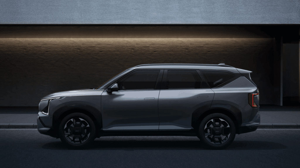 기다리던 소식 "드디어 현실됐다".. 역동적 실루엣 완성한 전기 SUV, 실내도 공개 4 기아 EV5 디자인