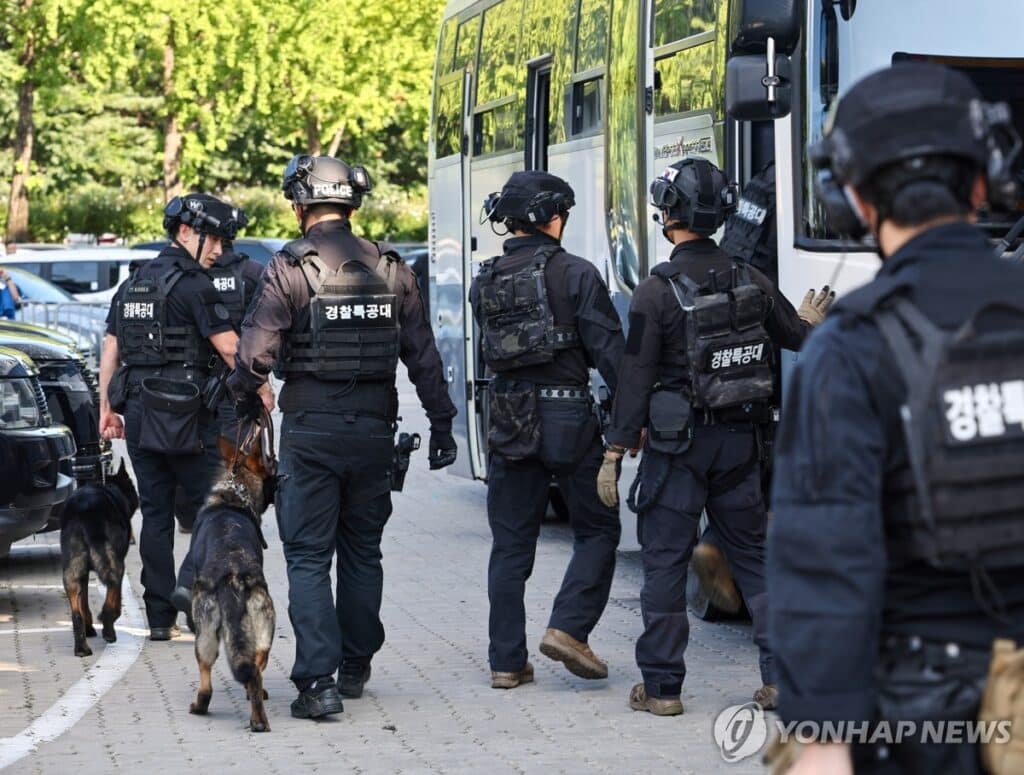 경찰 수백 명 투입됐는데, "벌금은 고작 이 정도?"… 국민들 '부글부글' 3 폭발물