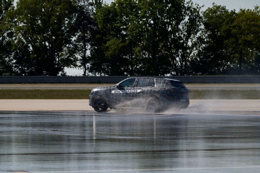 BMW가 공개한 '비장의 무기' "전기차? 이제 필요 없을지도"…'승부수' 띄웠다 3 BMW 신형 X5 성능