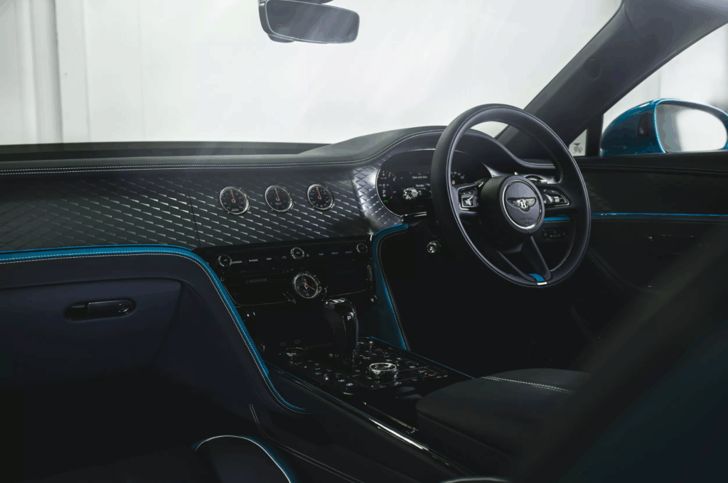 "회장님들 지갑 열린다"…'9천만 원 짜리 옵션', 부자들 '눈독' 들이는 이유 3 벤틀리 플라잉 스퍼 옴브레 페인팅 적용