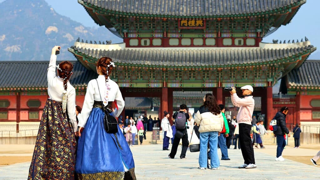 "2천만명 몰려온다" 환호했는데... "한국? 다시는 안 가요" K-관광에 무슨 일이 3 관광 수지