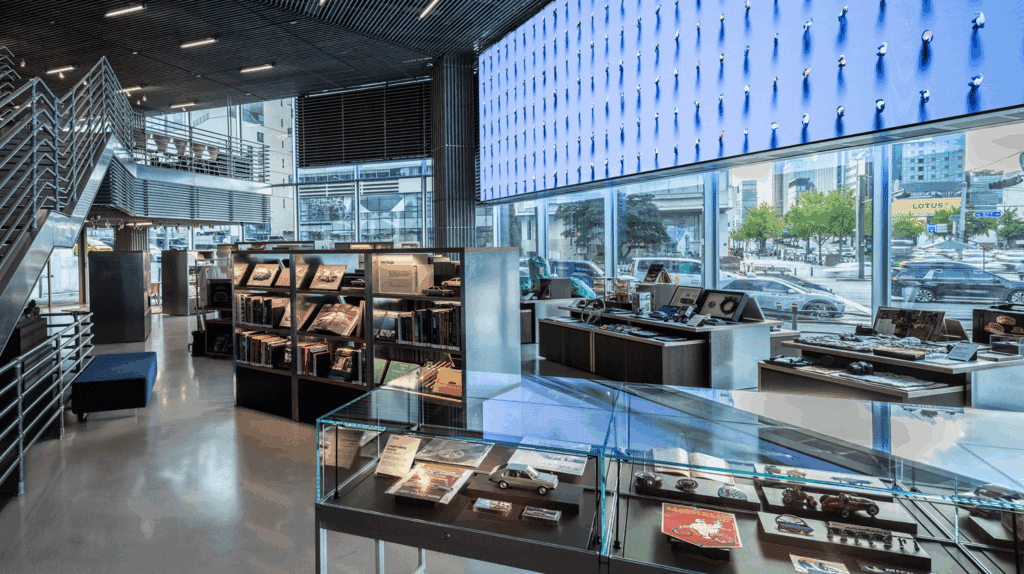 "차가 한 대도 없는데 초대박"…강남 한복판에 등장한 현대차의 '깜짝 변신' 2 현대 모터스튜디오 서울 리뉴얼 오픈