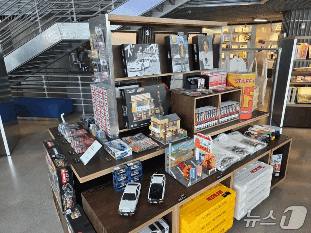 "차가 한 대도 없는데 초대박"…강남 한복판에 등장한 현대차의 '깜짝 변신' 5 현대 모터스튜디오 서울 리뉴얼 오픈