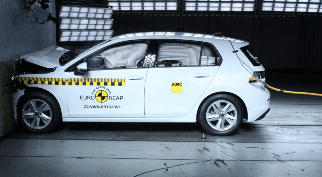 35년 전 '국민차'의 처참한 최후 "같은 차 맞나?"...아찔한 결과 공개 4 폭스바겐 골프 안정성