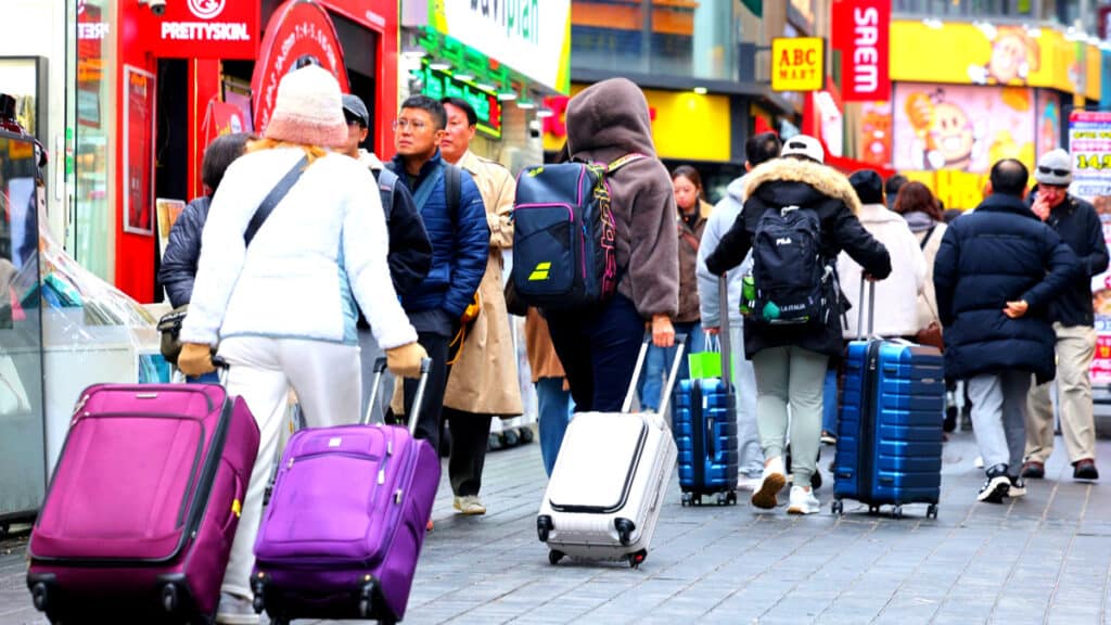 "2천만명 몰려온다" 환호했는데... "한국? 다시는 안 가요" K-관광에 무슨 일이 1 관광