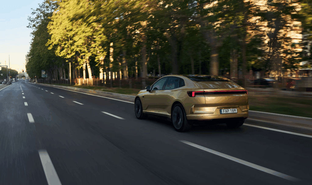 "한국은 왜 빠졌대요.." 미국·스웨덴만 쓴다는 구글 신기술, 대체 뭐길래? 4 폴스타 4 구글 맵 실시간 차선 안내 기능 탑재