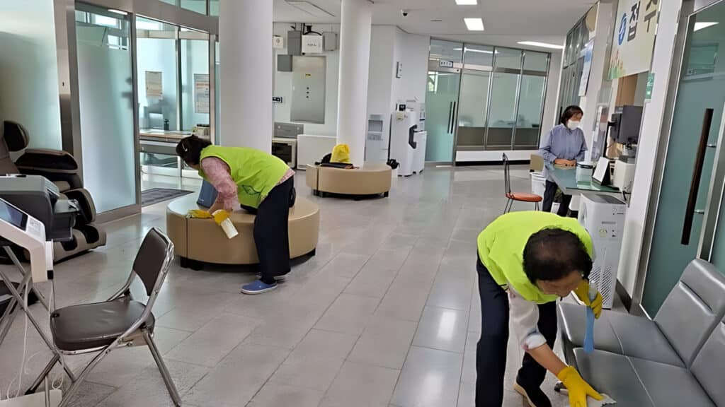 a job program for the elderly (4)