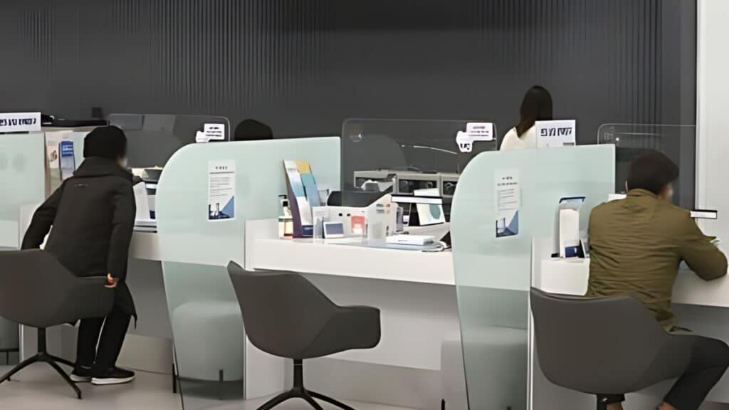 office workers technological tools (2)