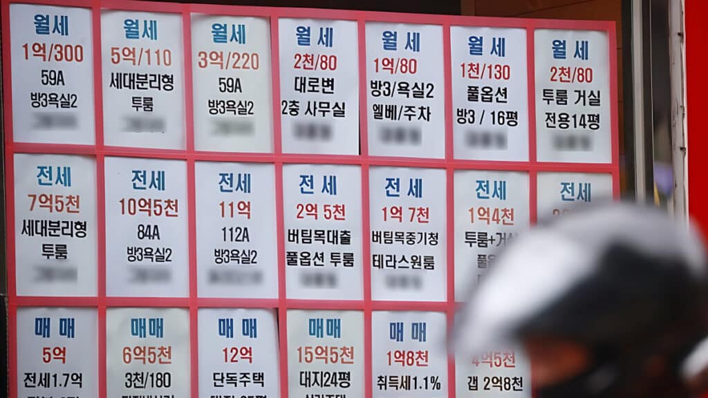 office workers technological tools (5)