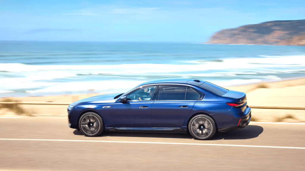 아반떼 값 빠지니 국산차 보이네... 수입 럭셔리 세단, 1월 '할인 전쟁' 승자는 1 BMW i7 할인