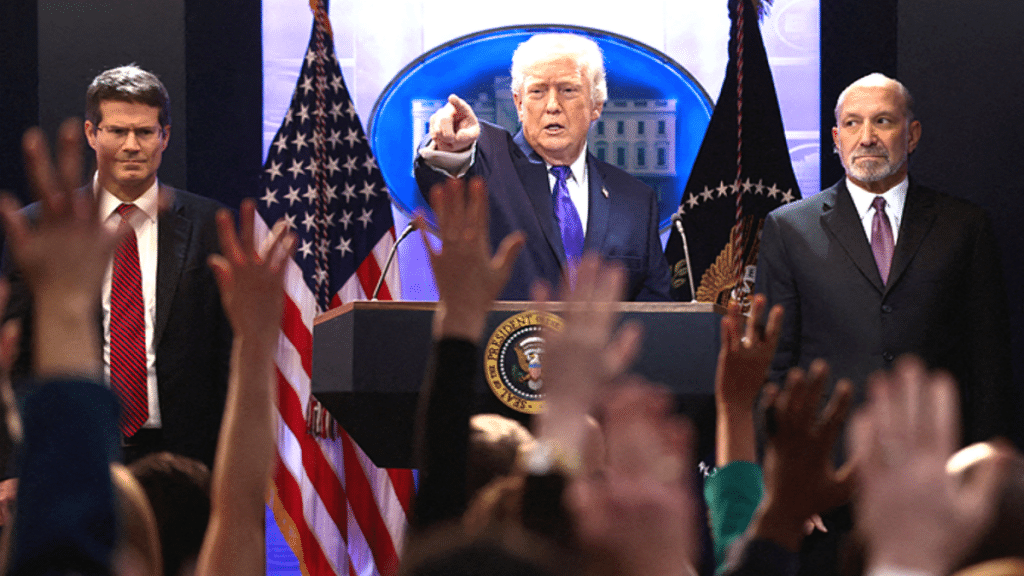 "일단 때리고 명분 찾는다"… 전 세계 무역 질서 뒤흔드는 트럼프식 '역순 전략' 위험성 1 트럼프 대통령 15% 관세 강행