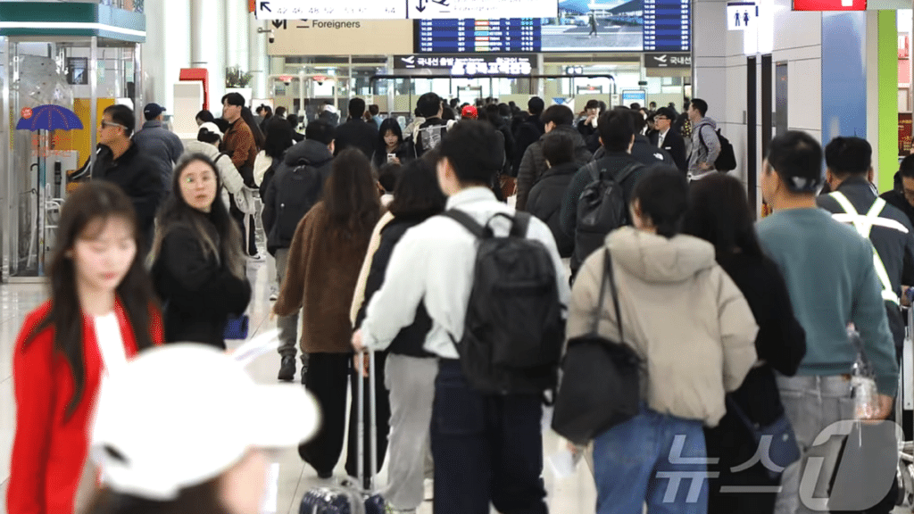 "부산·제주 찍고 바로 떠난다"… 관광객 수만 늘려준 '빈 껍데기 여행'의 실체 1 2025년 한국 외국인 관광객 역대 최대 기록