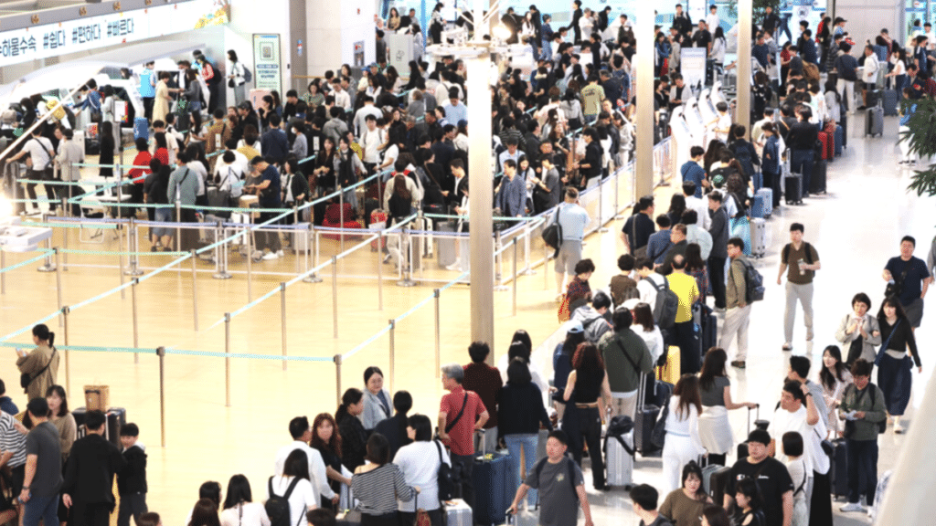 "33조 원이나 해외서 썼다"… 한국은행도 놀란 대한민국 여행객들의 역대급 '돈쭐' 현황 1 2025년 카드 해외사용금액