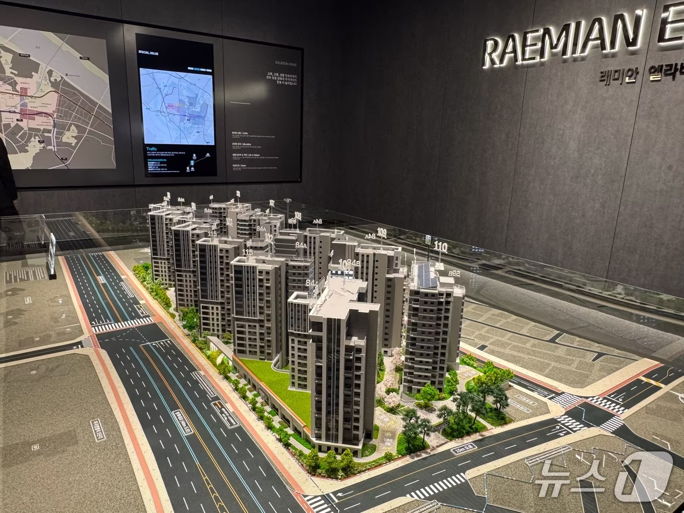 강서구 첫 래미안"…국평 18억에도 '엘라비네' 견본주택 북적 - 뉴스1