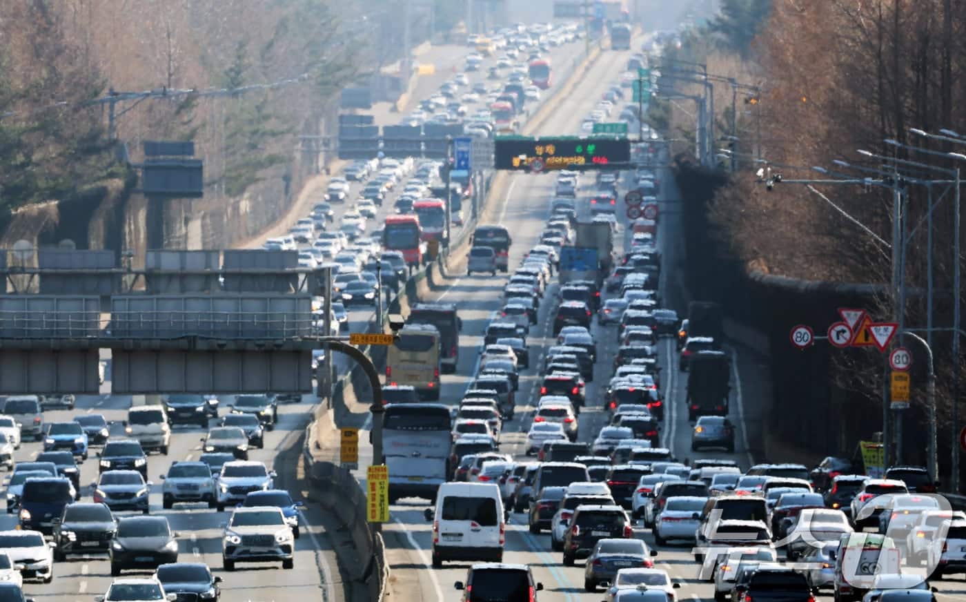 뉴스1 기사 '2월 인구 이동 32년 만 최저…설 기저효과·입주물량 감소에 11% 급감' 관련 이미지
