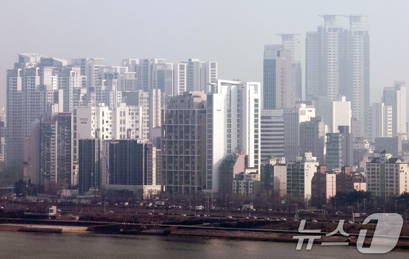 서울 아파트 토지거래허가 신청, 한 달새 30% '뚝'…강남·용산 '주춤'