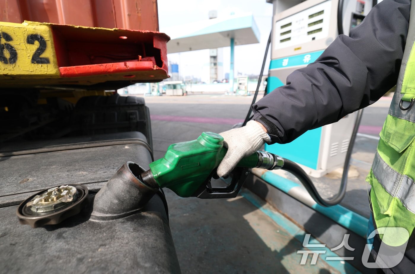 호르무즈 해협 봉쇄'에 고삐 풀린 유가…'주유비' 아껴줄 특화 카드는? - 뉴스1