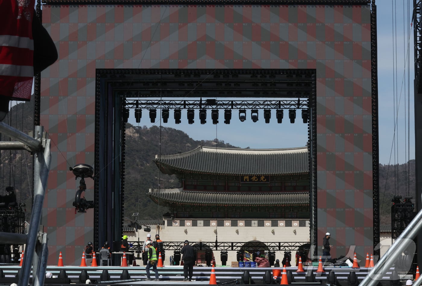 BTS 컴백 무대 설치되는 광화문광장 - 뉴스1