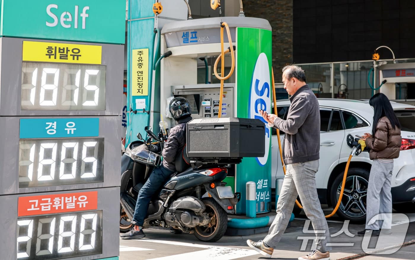 정부, 유류세 인하 확대…휘발유 리터당 65원·경유 87원 더 내린다 - 뉴스1