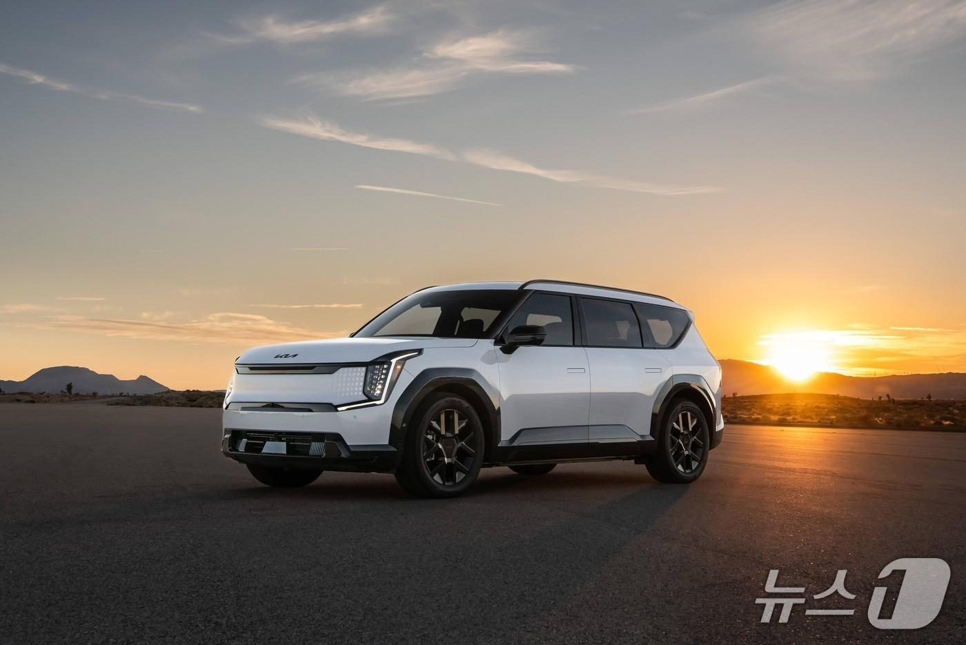 기아 EV9, 북미·유럽 어워즈 릴레이 수상 "전동화 SUV 경쟁력 입증" - 뉴스1