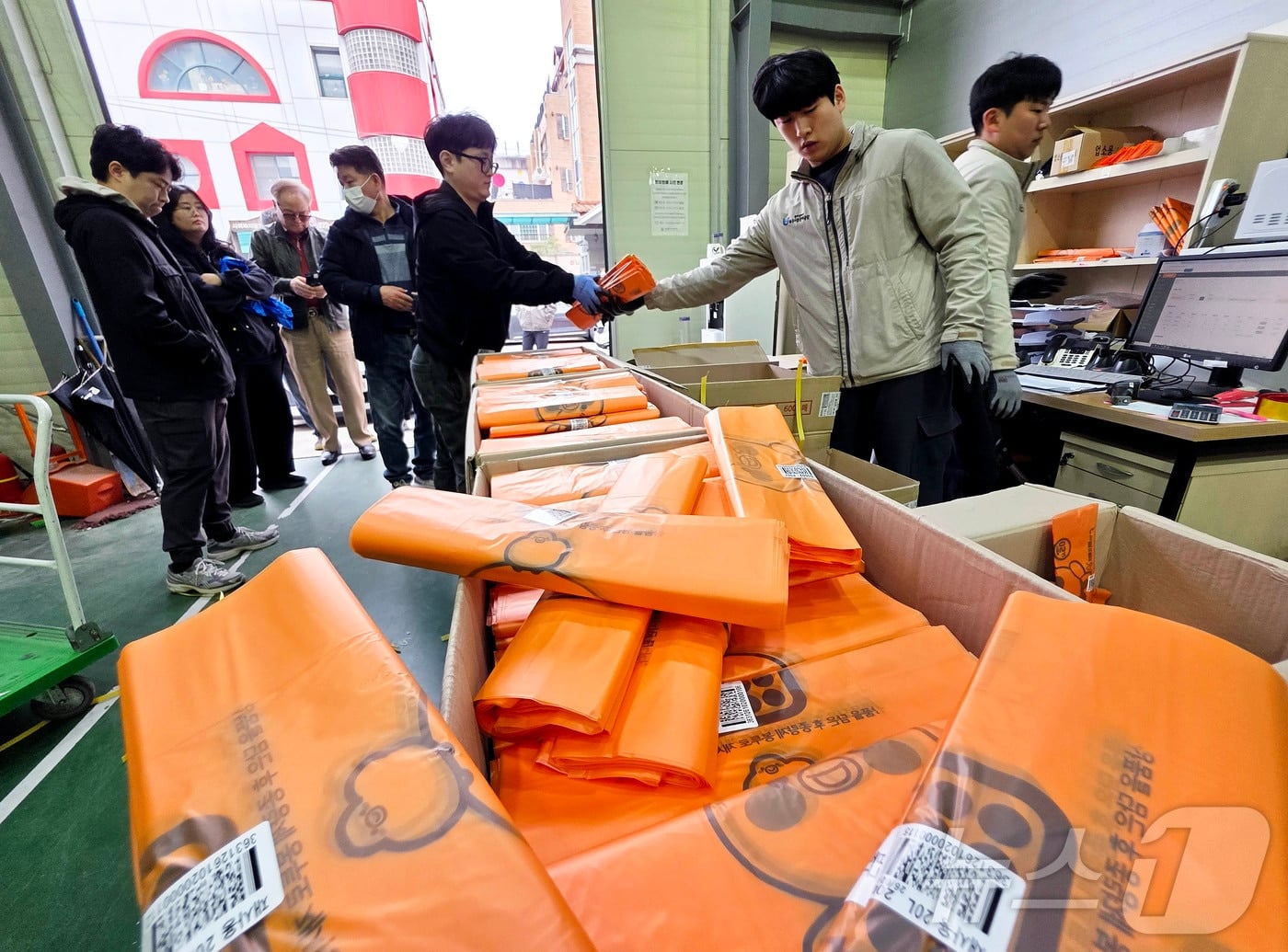 나프타가 뭐길래…종량제 봉투 가격까지 들썩이나