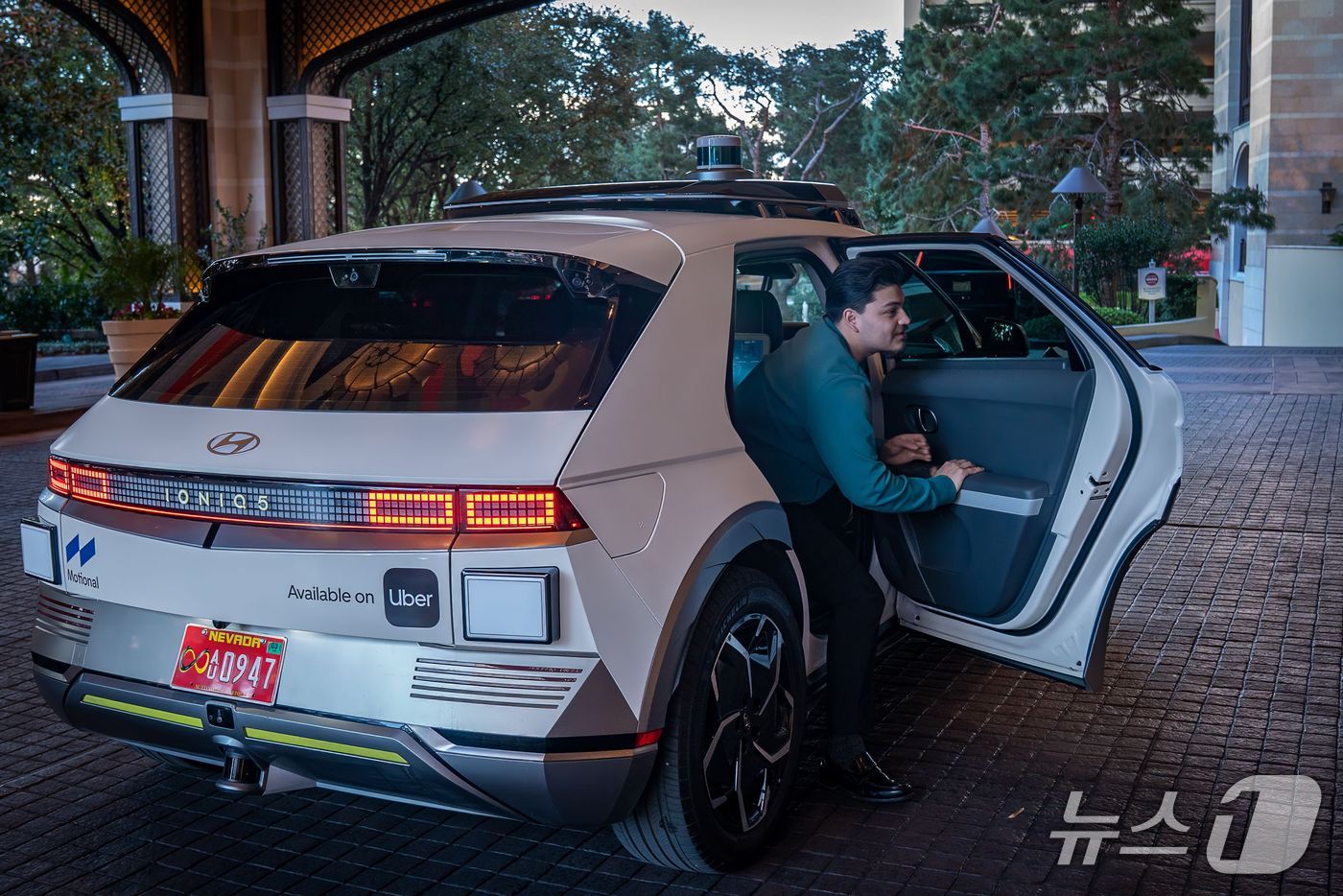 아이오닉5 로보택시, 美 도심 달린다"…모셔널, 우버와 시범 서비스 - 뉴스1