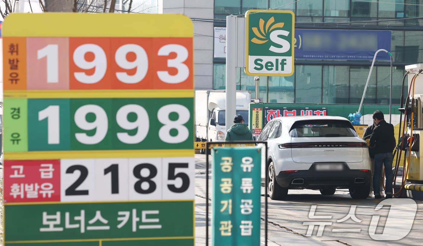 기름값 무서운데 전기차로 갈아탈까…대리점에 '문의' 늘었다 - 뉴스1