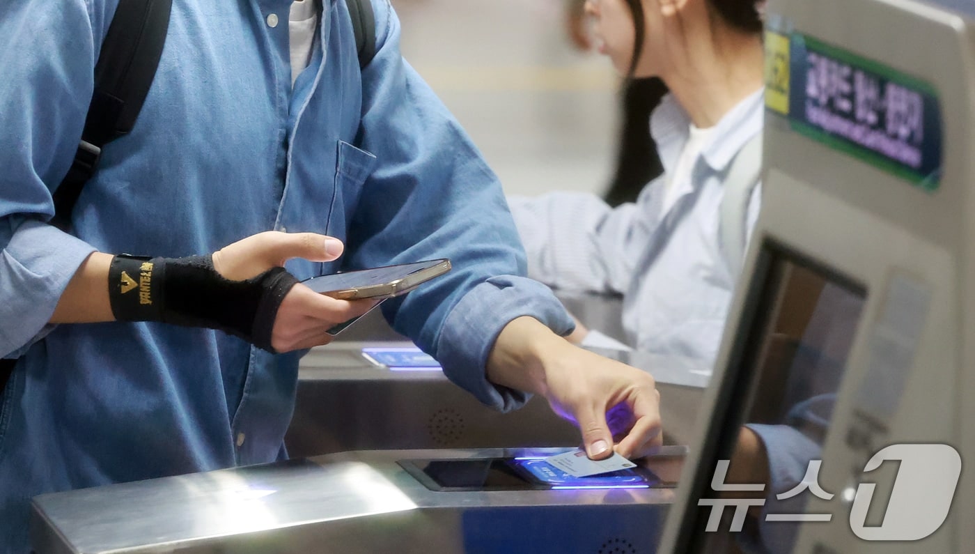 지하철 하차시 태그 확인 필수"…미태그 시 기본운임 추가 부과 - 뉴스1