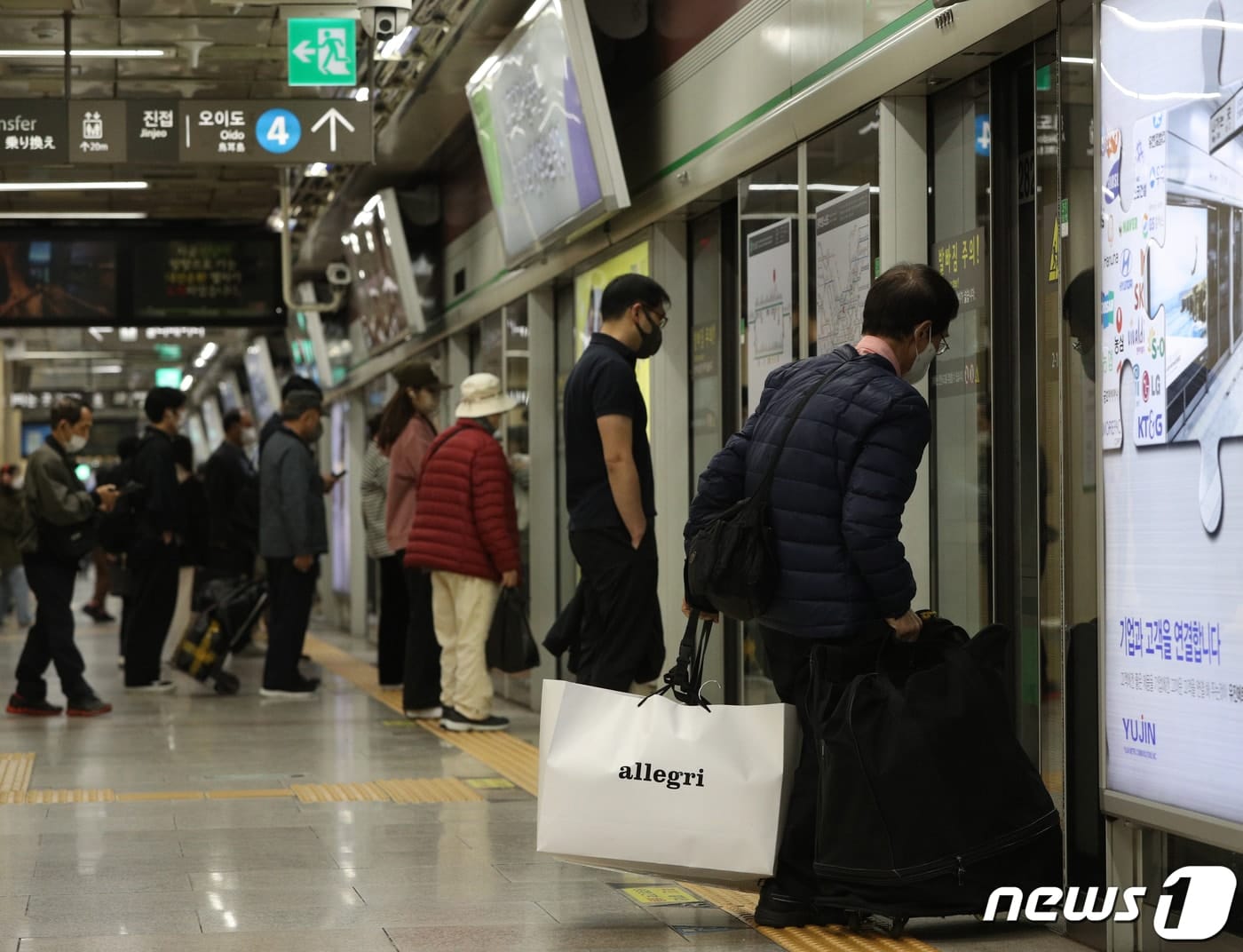 지하철 무임승차 제한' 논쟁 점화…"노인 차별" vs "출퇴근 때 자제" - 뉴스1